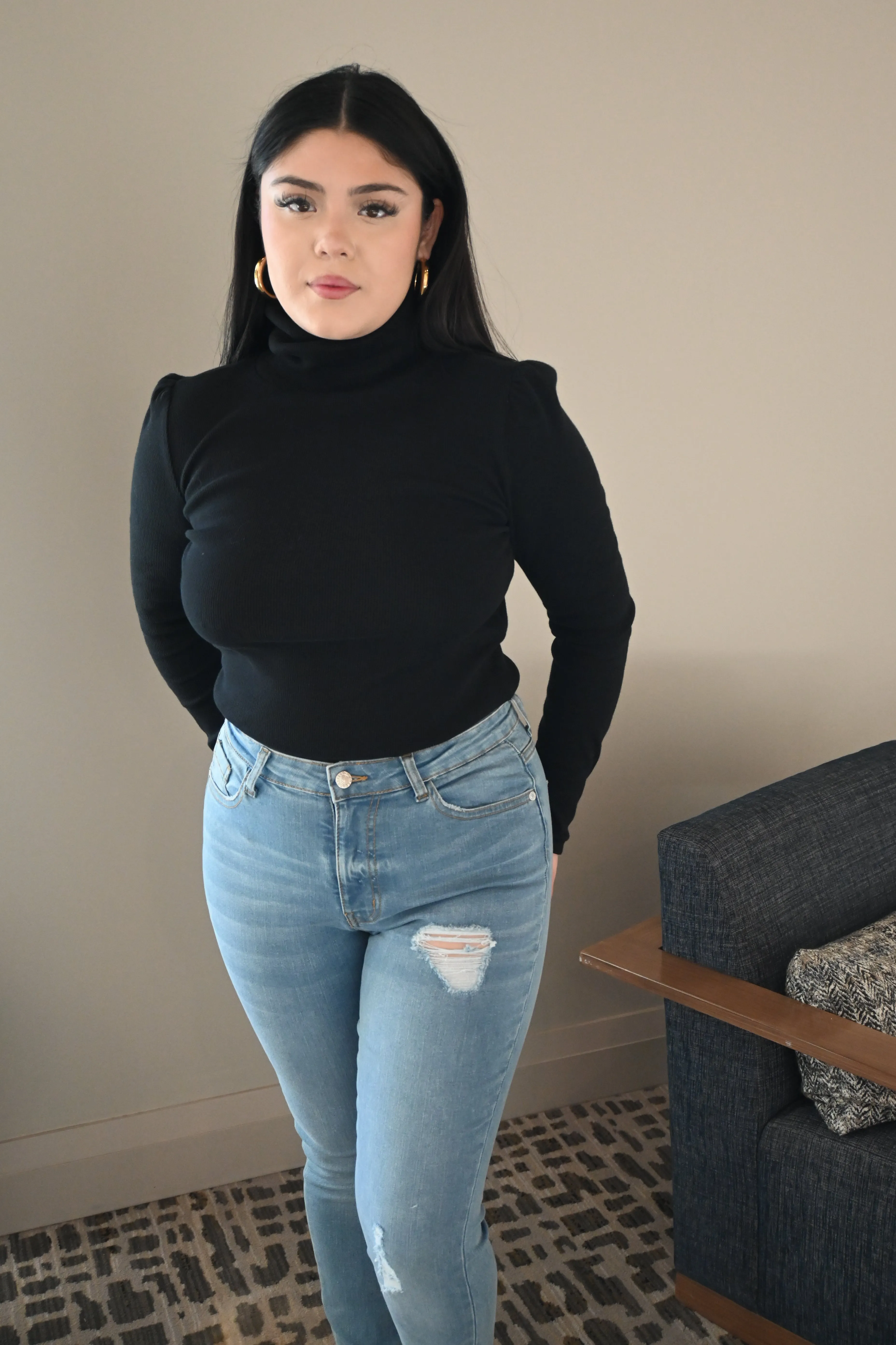 Tundra T-neck T-shirt with Puff sleeves