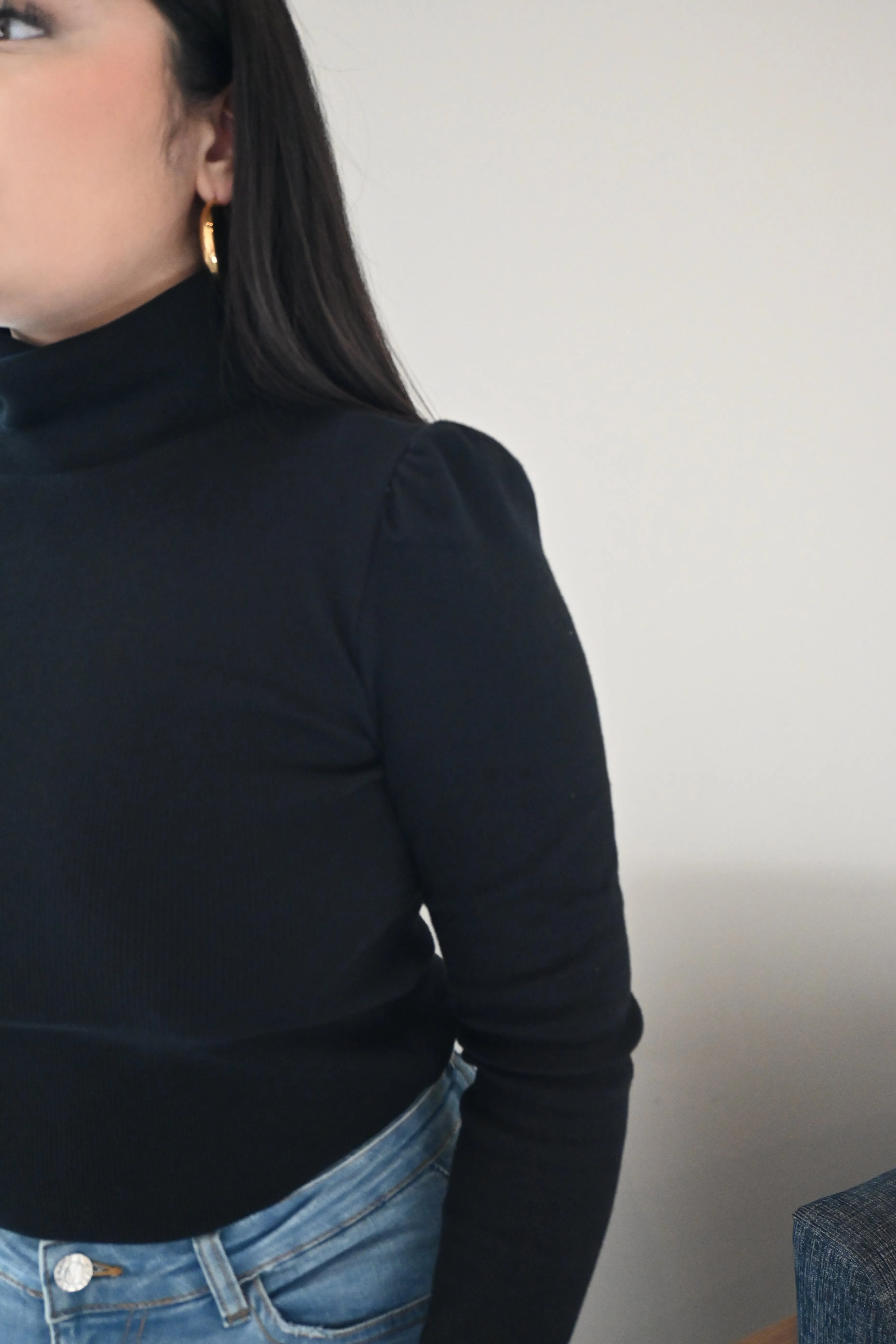 Tundra T-neck T-shirt with Puff sleeves